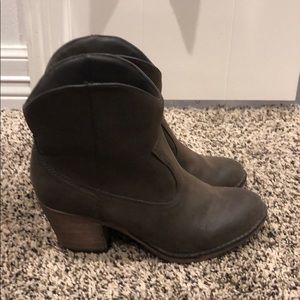 Low rise cowgirl boots